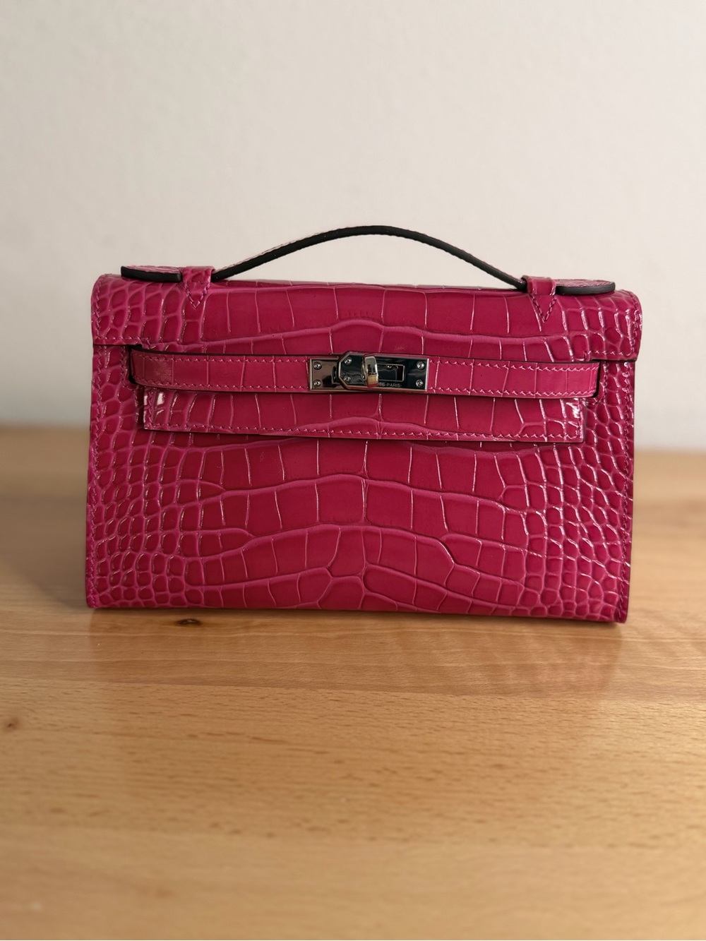 H KELLY POCHETTE 22 EMBOSSED SHINY CROC LEATHER ELECTRIC PINK PHW